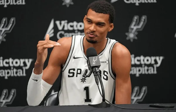 Victor Wembanyama lors d'un point presse avec les San Antonio Spurs.