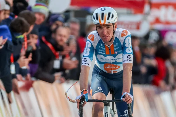 Romain Bardet traversant la foule lors de son exploit sur Liège-Bastogne-Liège.