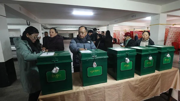 Électeurs de la diaspora tibétaine participant au vote pour leur gouvernement en exil.