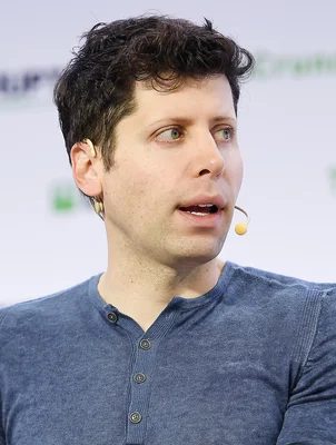Portrait de Sam Altman avec un micro-casque.
