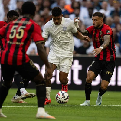 Duel intense entre les joueurs de l'OM et les Aiglons de Nice.