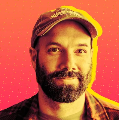 Jack Conte, PDG de Patreon, posant sur fond rouge décoré.