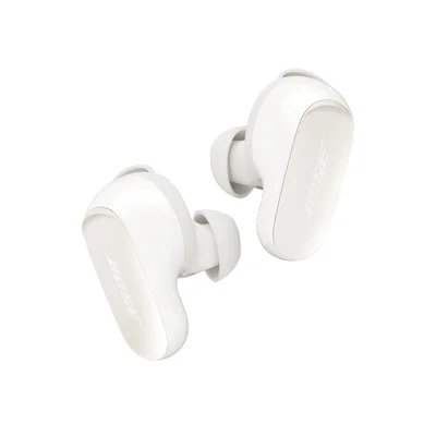 Les écouteurs Bose QuietComfort Ultra en coloris blanc.
