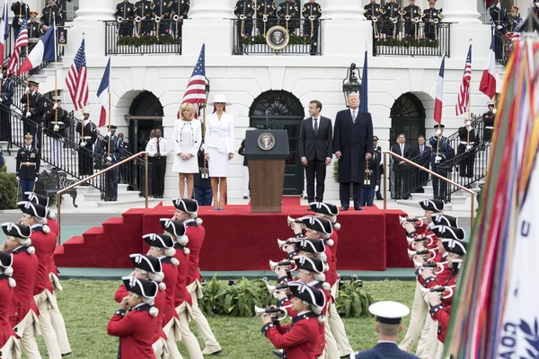 Brigitte et Emmanuel Macron rencontrant des électeurs lors d'une journée de vote.