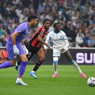 Duel intense entre joueurs de l'OM et du Gym lors de la 31e journée de Ligue 1.