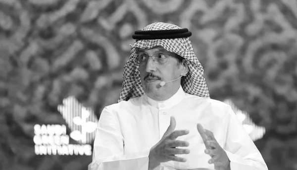 Une personnalité du Moyen-Orient en costume traditionnel lors d'une allocution.