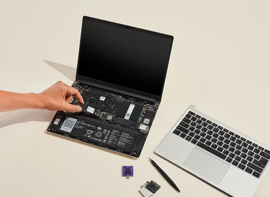 Démontage du clavier d'un Framework Laptop 13 Pro optimisé pour Linux.