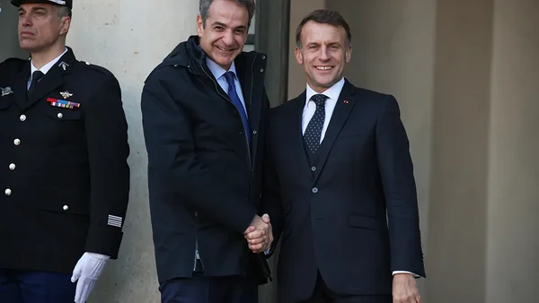 Poignée de main entre Emmanuel Macron et son homologue grec lors de sa visite à Athènes.