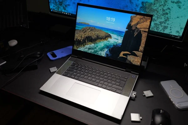 Le modèle Framework Laptop 16 (2025) dans un environnement de travail moderne.