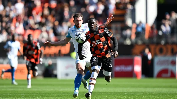 Action de jeu entre le FC Lorient et l'Olympique de Marseille