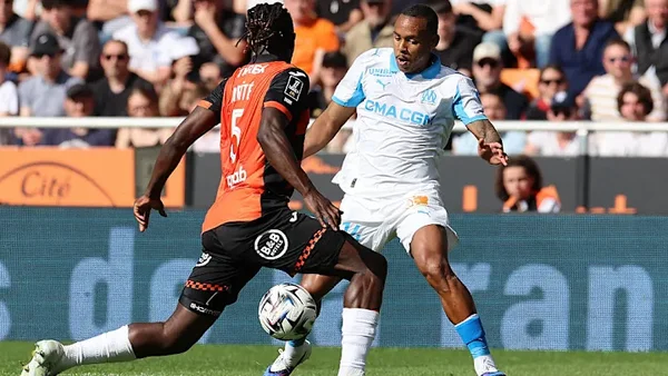 Duel intense entre un joueur lorientais et un joueur marseillais lors de la défaite de l'OM