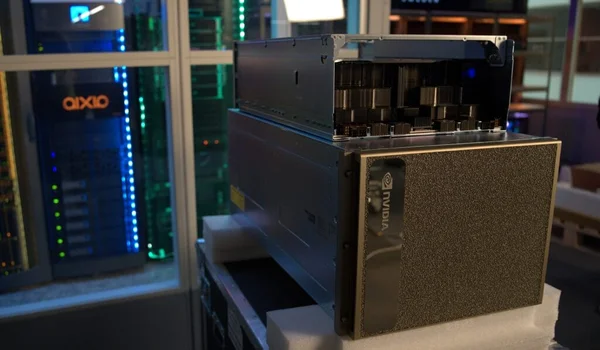 Supercalculateurs NVIDIA DGX H100 installés dans le centre de données d'Aixia à Göteborg.