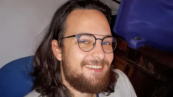 Clément Besneville, le ressortissant français disparu au Maroc, portrait avec lunettes et barbe brune.