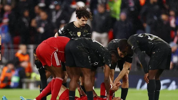 Hugo Ekitiké blessé au sol lors de la rencontre entre Liverpool et le PSG.