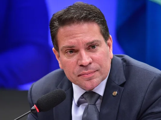 Agents des services de l'immigration américains (ICE) en tenue tactique lors d'une opération sur un terrain enneigé.