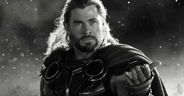 Thor en armure et cape tendant la main dans une scène en noir et blanc d'Avengers: Doomsday
