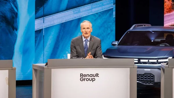 Jean-Dominique Senard s'exprimant depuis un podium du groupe Renault.