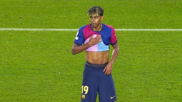 Lamine Yamal sur un terrain d'entraînement.