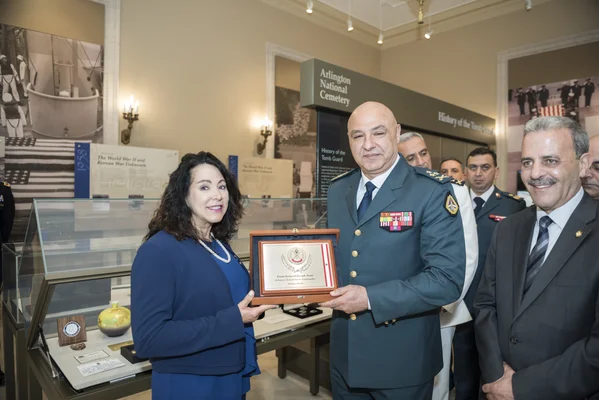 Le général Joseph K. Aoun et Karen Durham-Aguilera échangeant des cadeaux au cimetière national d'Arlington.