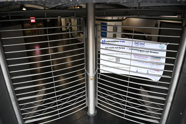 Accs  la station bloqu par des portails ferms et un panneau de fermeture.