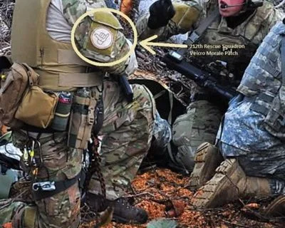 Militaires en équipement tactique avec l'insigne de la 32ème Rescue Squadron mis en évidence sur l'uniforme.