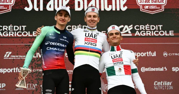 Paul Seixas sur le podium des Strade Bianche.