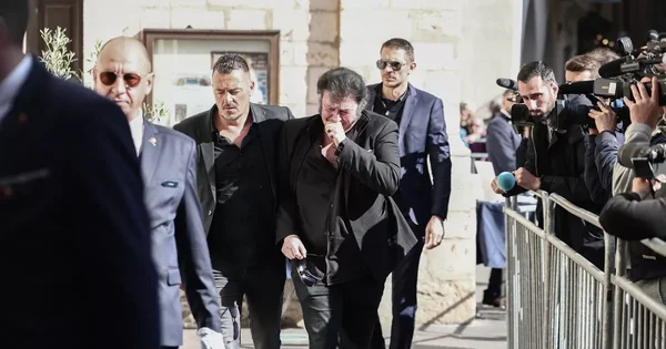 Obsèques de Loana : Éric Ciotti, Alexia Laroche-Joubert, Benjamin Castaldi réunis devant le cercueil rose de la star