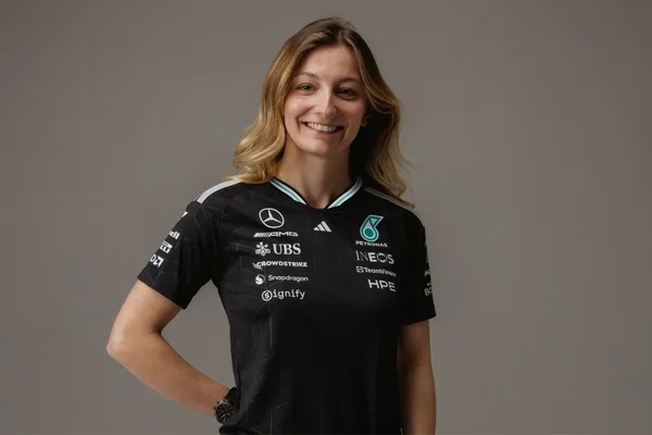 Doriane Pin portant les couleurs de l'écurie Mercedes-AMG Petronas.