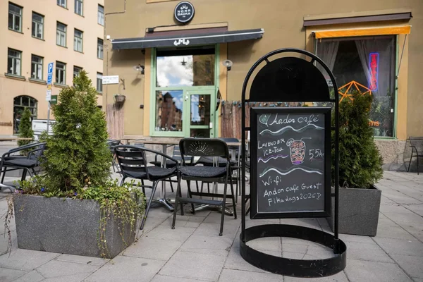 L'espace extérieur du Andon Café, l'établissement expérimental dirigé par IA à Stockholm.