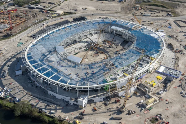 Le Nu Stadium en construction, vu du ciel, avec sa structure circulaire caractéristique.