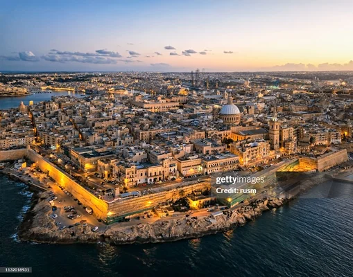 Panorama aérien de la vieille ville de La Valette au crépuscule.