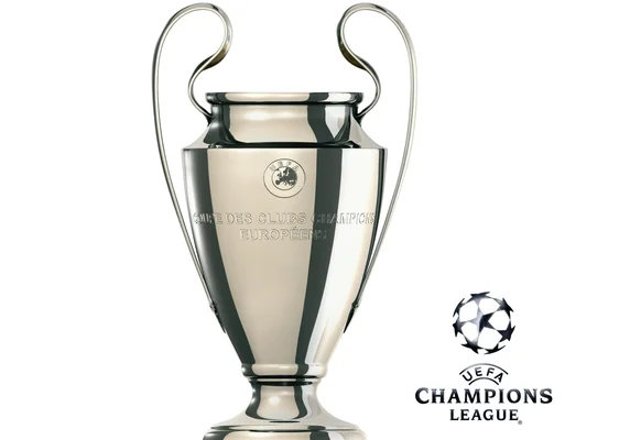 Le trophée prestigieux de l'UEFA Champions League exposé au public.