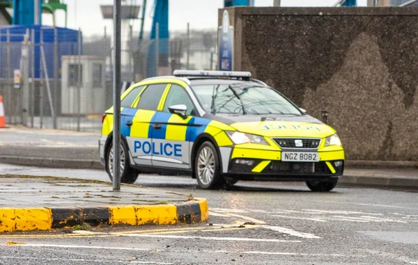 Véhicule de police déployé suite à une attaque à l'explosif visant des policiers en Irlande du Nord.