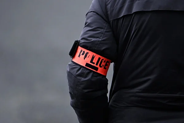 Détail du brassard 'POLICE' d'un agent intervenu lors de la fusillade à Castres.