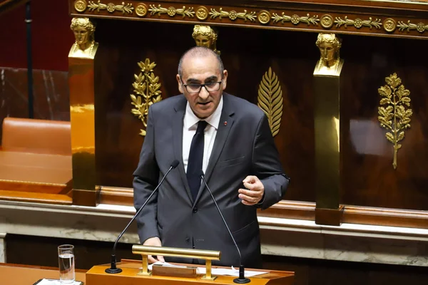 Laurent Nuñez s'adressant aux médias depuis une tribune officielle.
