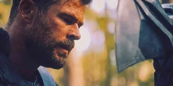 Gros plan d'un personnage barbu extrait du trailer de CinemaCon pour Avengers Doomsday