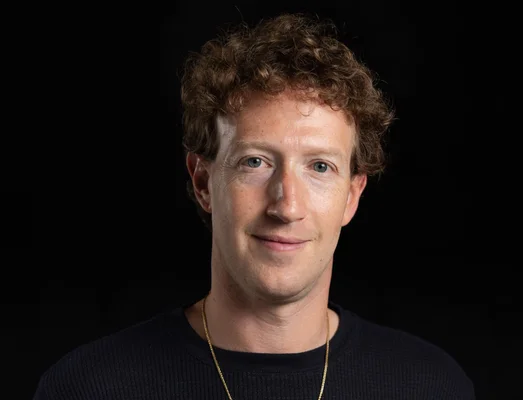 Portrait corporate de Mark Zuckerberg en chemise noire.