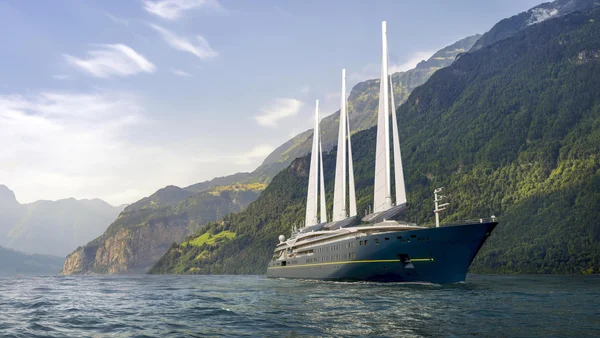 L'Orient Express Corinthian naviguant dans un paysage montagneux, illustrant la nouvelle vague des palaces flottants.