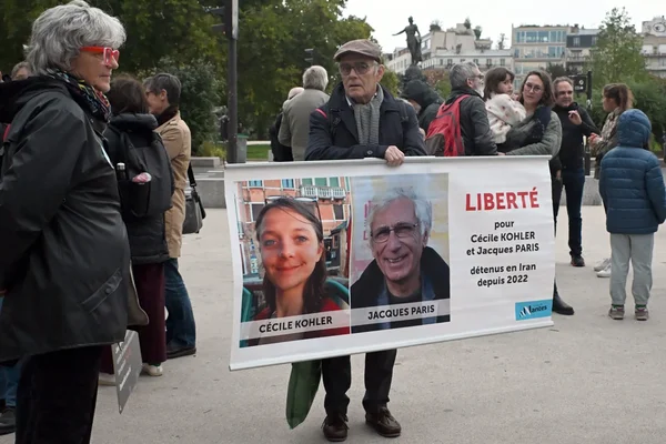 Un manifeste arborant une banderole de soutien pour Cécile Kohler et Jacques Paris lors d'une mobilisation.