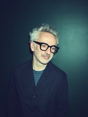 Vincent Delerm portraituré en veste sombre.