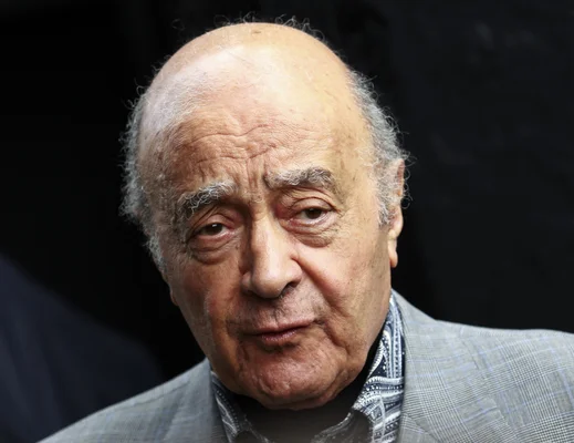 Mohamed Al-Fayed en costume gris et chemise à motifs.