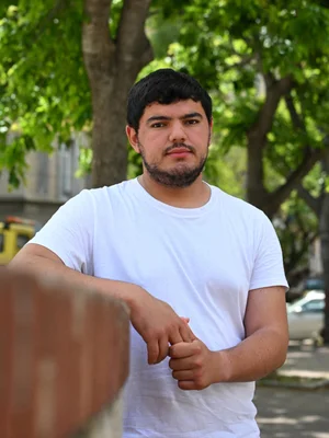 Amine Kessaci, militant anti-narcotrafic et frère de la victime, s'exprimant après le meurtre de Mehdi.