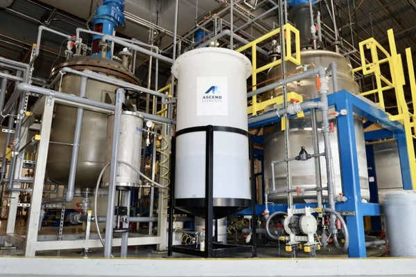 Réservoirs et équipements de traitement portant la marque Ascend Elements.