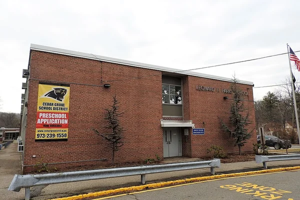 Vue de l'extérieur de l'école Leonard R. Parks.