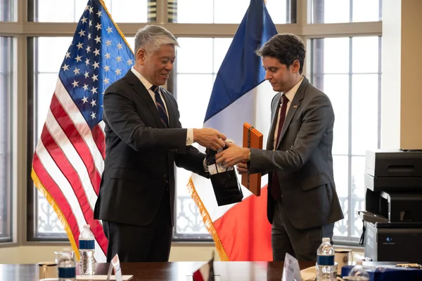 WASHINGTON (28 février 2023) Le secrétaire adjoint du DHS, John Tien, mène une réunion bilatérale avec le ministre de la Transformation et de la Fonction publiques, Gabriel Attal, et d'autres personnes au siège du DHS à Washington, DC. (Photo DHS par Sydney Phoenix)