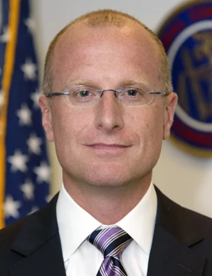 Portrait officiel de Brendan Carr.