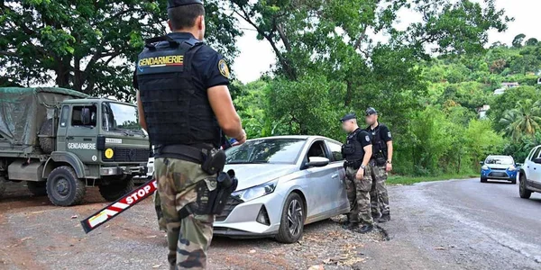 Membres de la Gendarmerie réalisant un contrôle de sécurité sur une route à Mayotte.