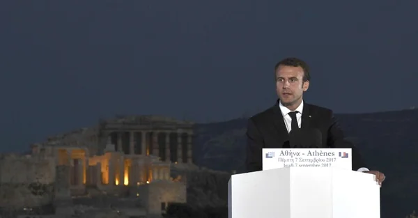 Emmanuel Macron s'exprimant devant le Parthénon à Athènes lors d'un discours sur l'avenir de l'Europe.