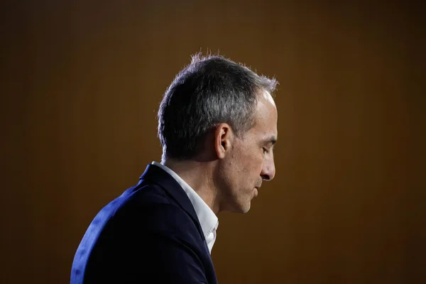 Raphaël Glucksmann photographié de profil.