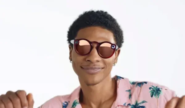 Un créateur porte des accessoires originaux lors d'un essai des lunettes.